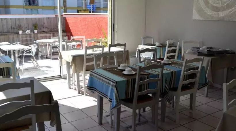 ホテル Hôtel Les Mimosas