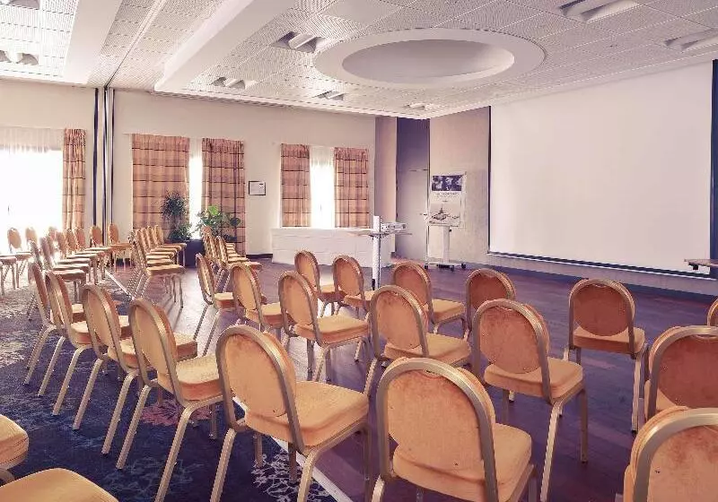 Отель Mercure Auxerre Autoroute Du Soleil