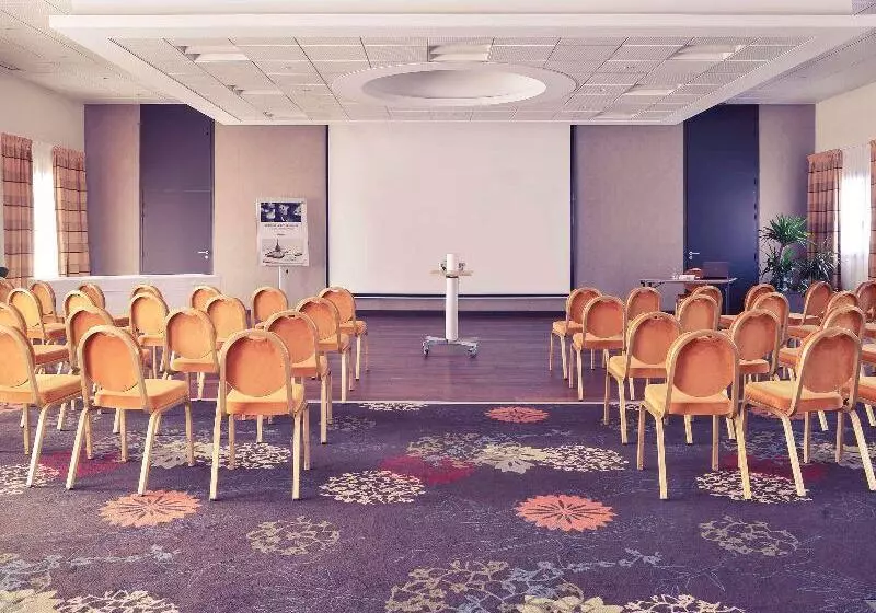 Отель Mercure Auxerre Autoroute Du Soleil