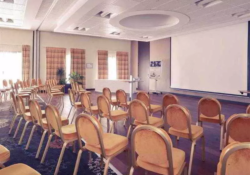 Отель Mercure Auxerre Autoroute Du Soleil