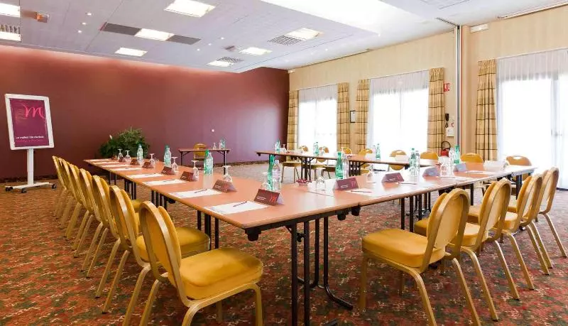 Отель Mercure Auxerre Autoroute Du Soleil