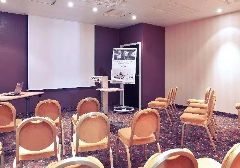 Отель Mercure Auxerre Autoroute Du Soleil