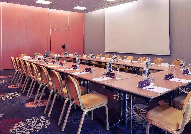 Отель Mercure Auxerre Autoroute Du Soleil