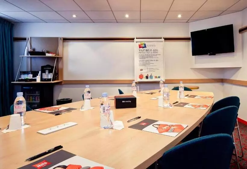 בית מלון כפרי Ibis Lyon Est Bron