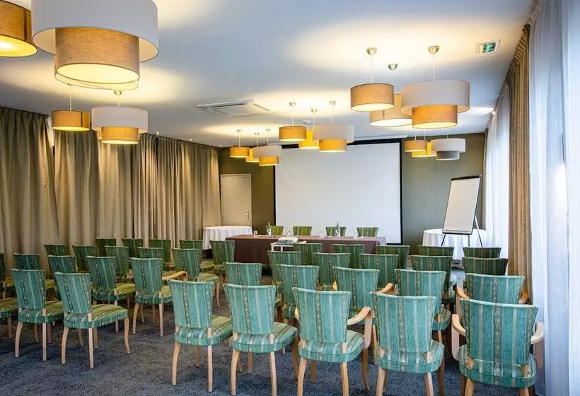 Отель L Oree Du Bois