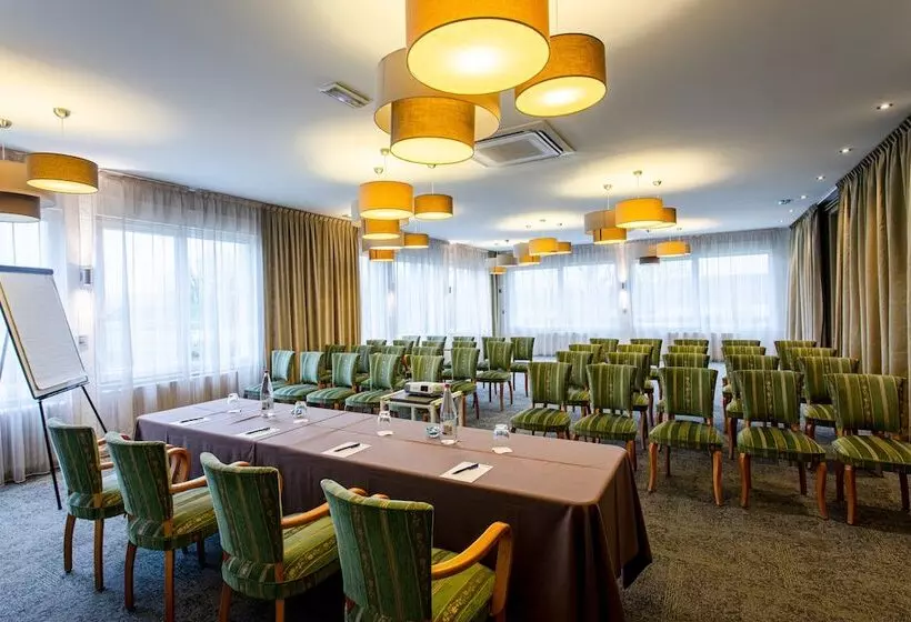 Отель L Oree Du Bois