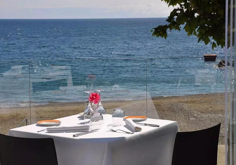 Отель Les Elmes   Hôtel, Spa & Plage Privée