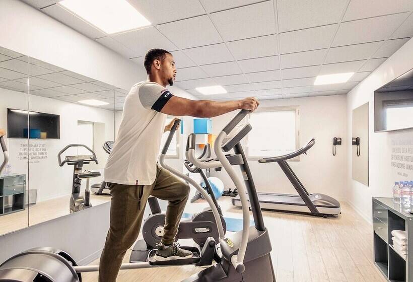 هتل Mercure Paris Val De Fontenay