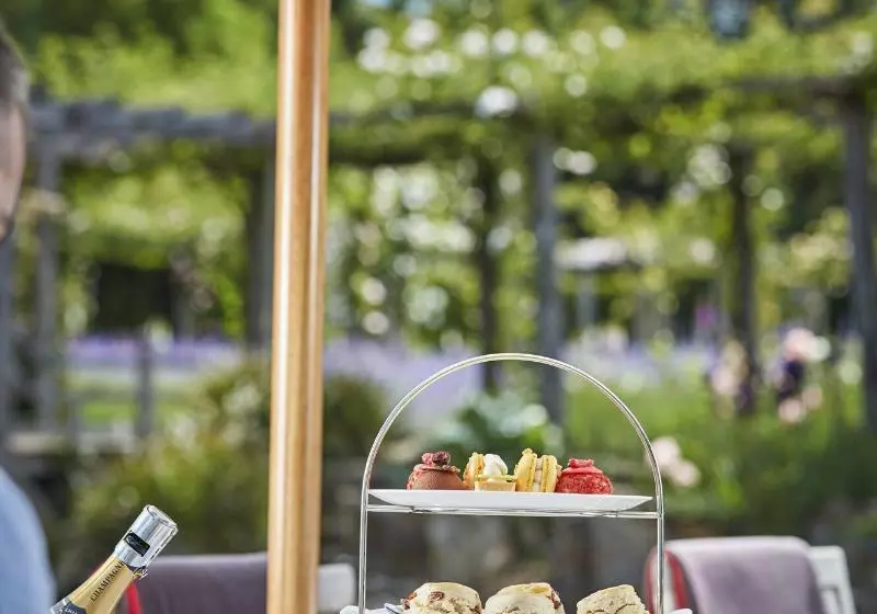 Отель Great Fosters   Near Windsor