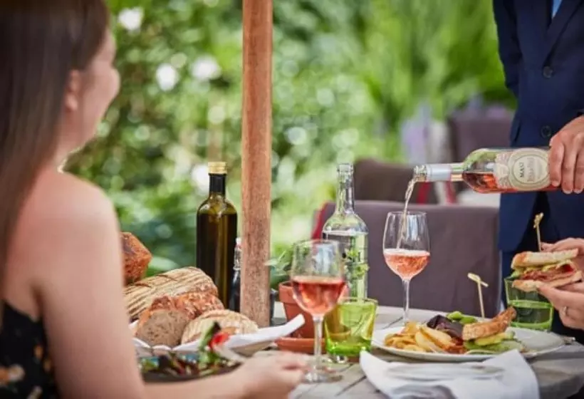 Отель Great Fosters   Near Windsor