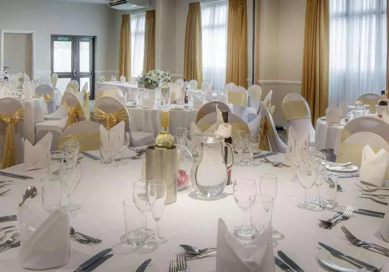 Отель Mercure Hatfield Oak