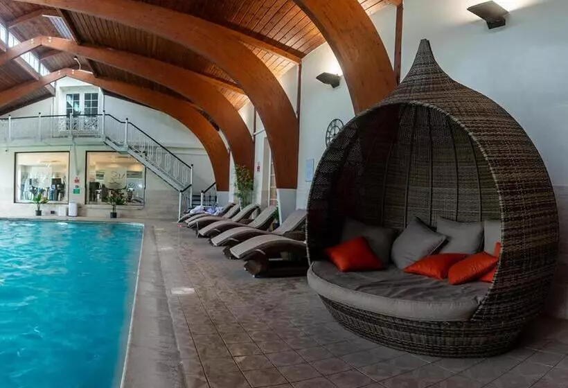 Rowton Hall Hotel And Spa