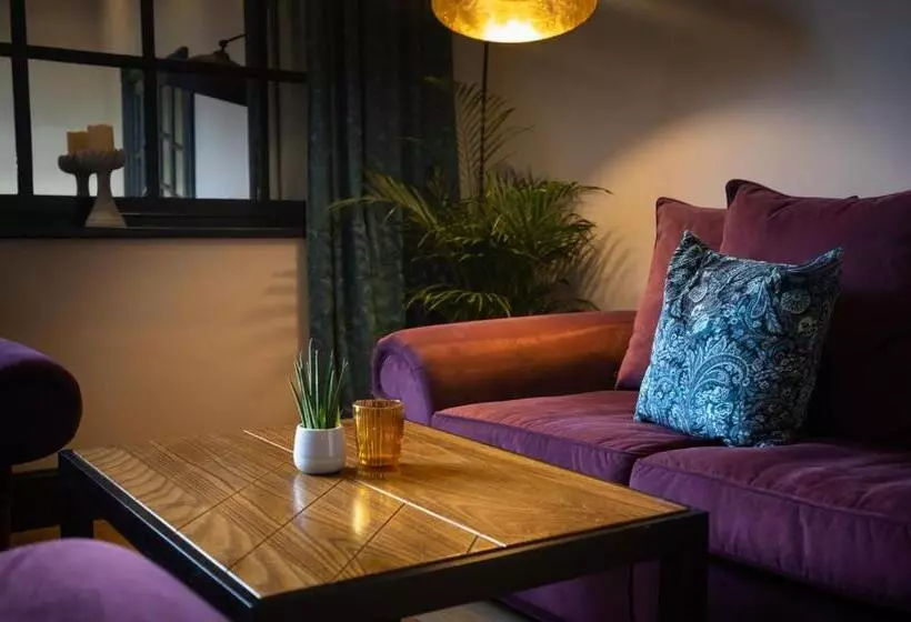 Rowton Hall Hotel And Spa