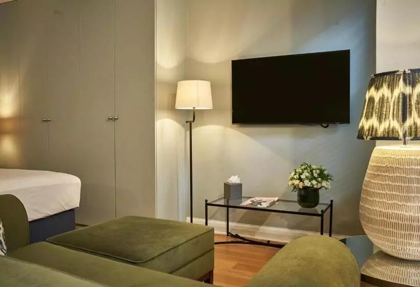 The Capital Hotel, Apartments & Townhouse