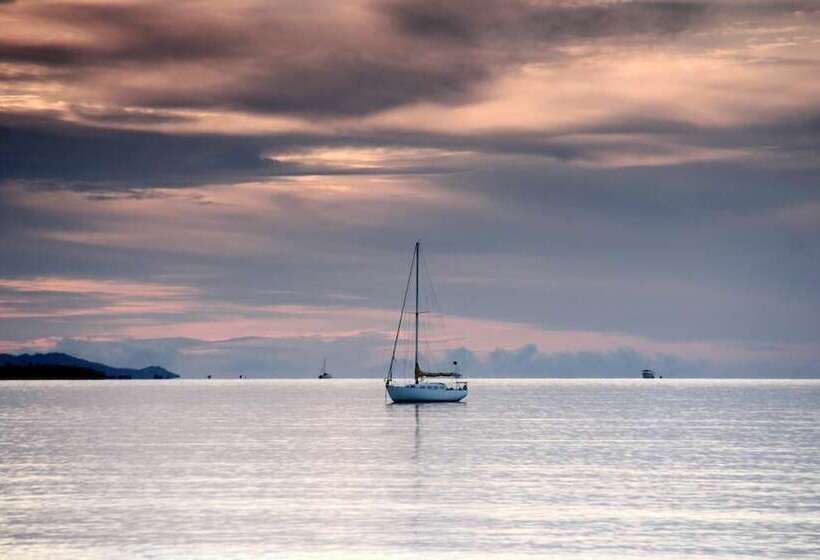 Travellers Beach Resort Hostel