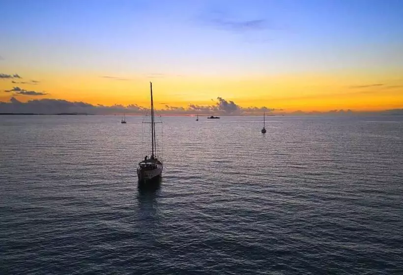 Travellers Beach Resort   Hostel