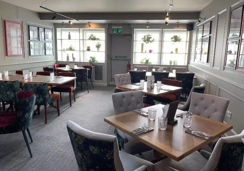 فندق Potters Heron