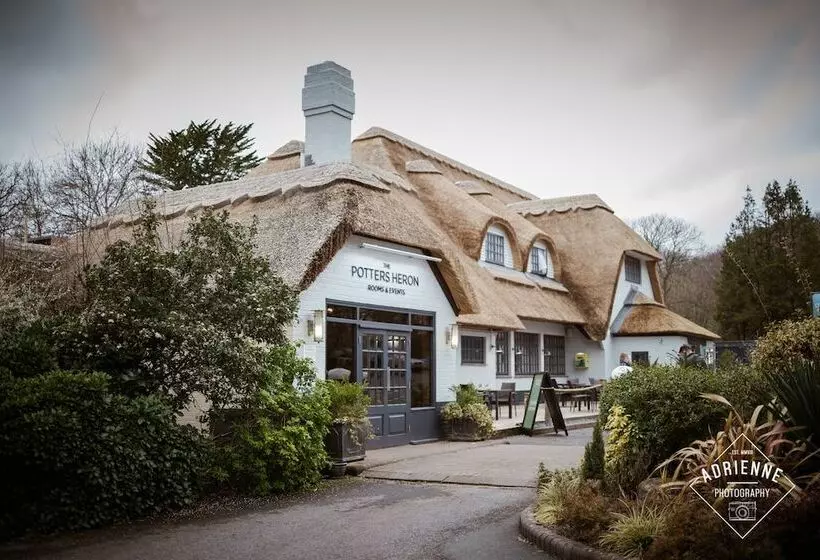 فندق Potters Heron