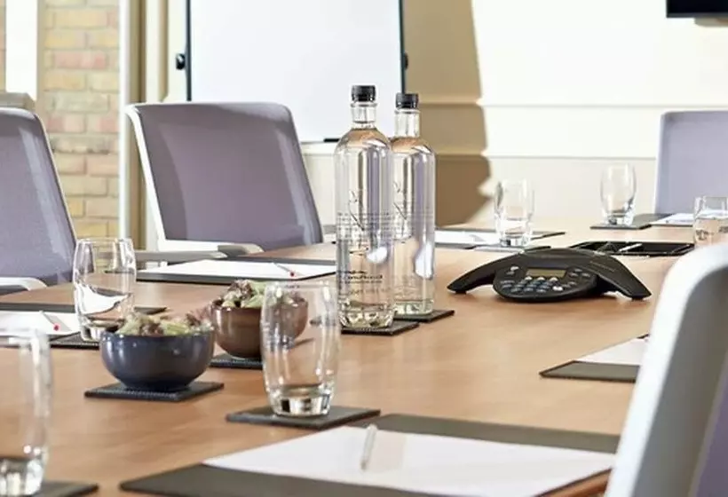 فندق Potters Heron