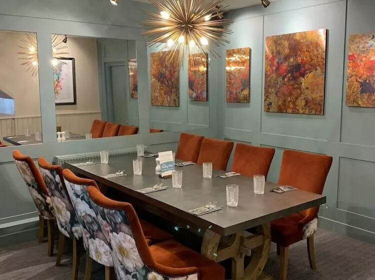 فندق Potters Heron