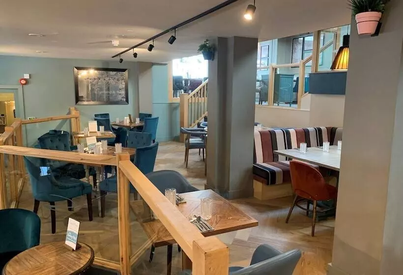 فندق Potters Heron