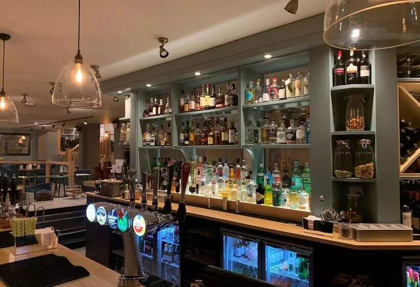 فندق Potters Heron