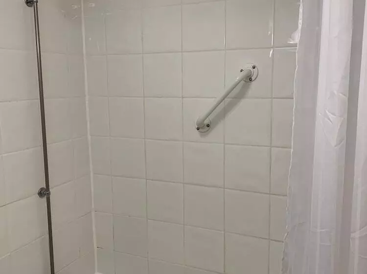 فندق Potters Heron