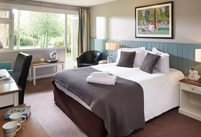 فندق Potters Heron