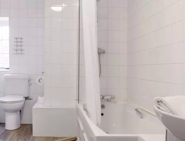 فندق The Old Bell   Warminster