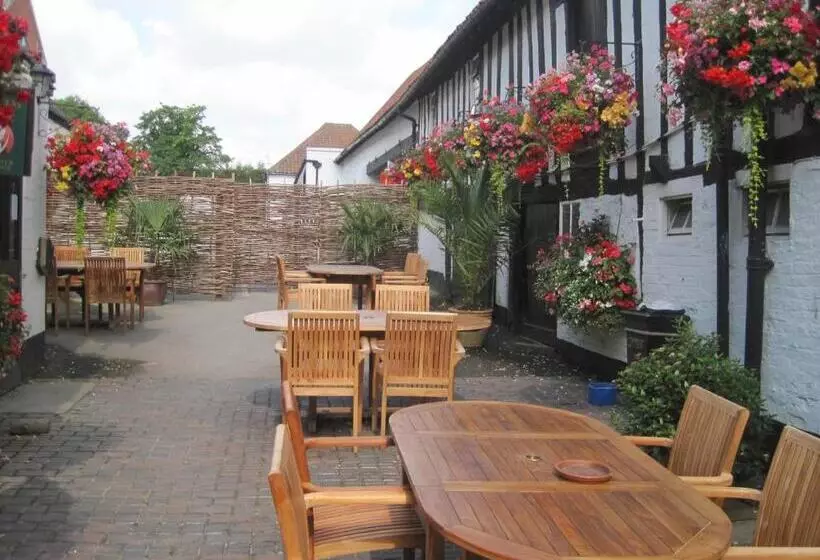 Отель The Saracens Head