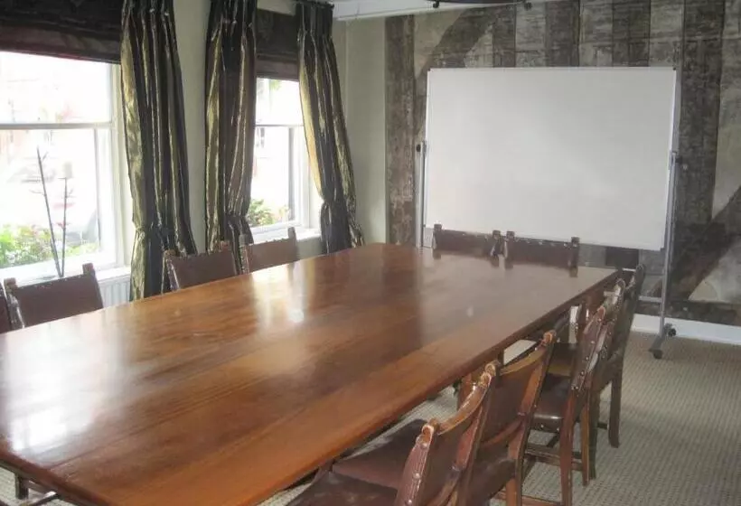 Отель The Saracens Head