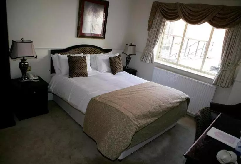 Отель The Saracens Head