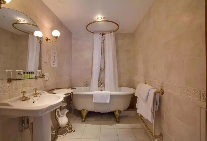 Отель The Saracens Head