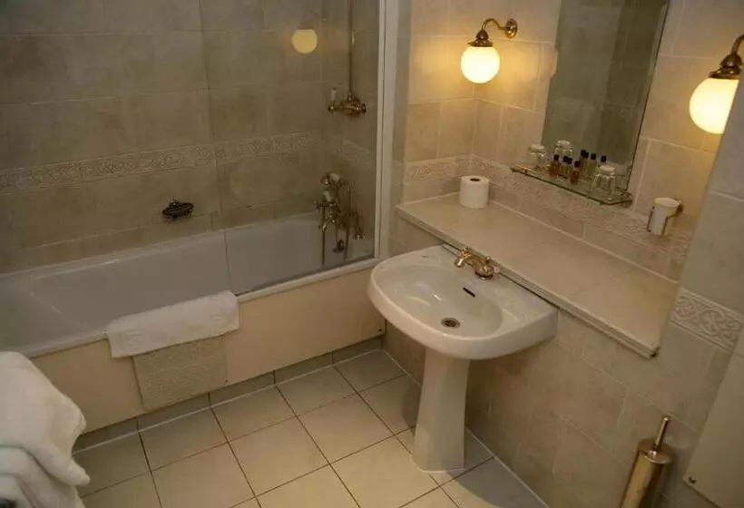 Отель The Saracens Head