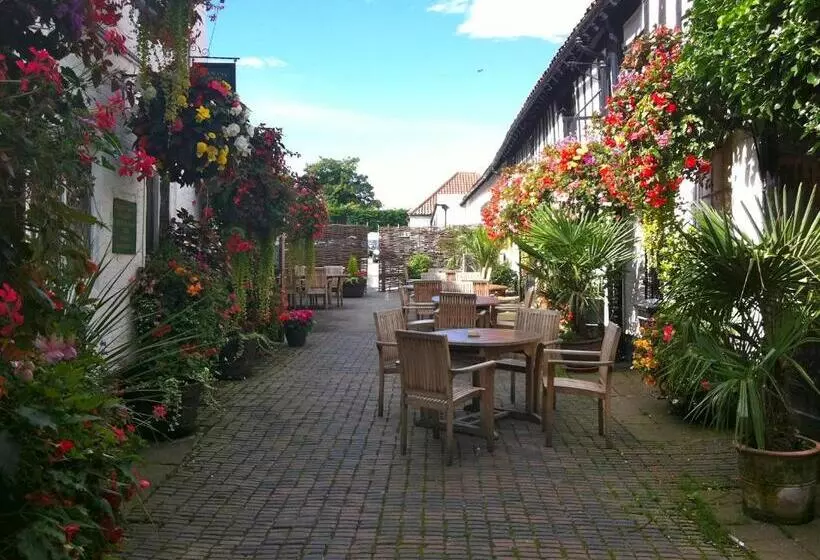 Отель The Saracens Head