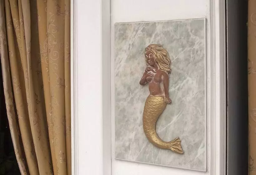 Triton Hotel Piraeus