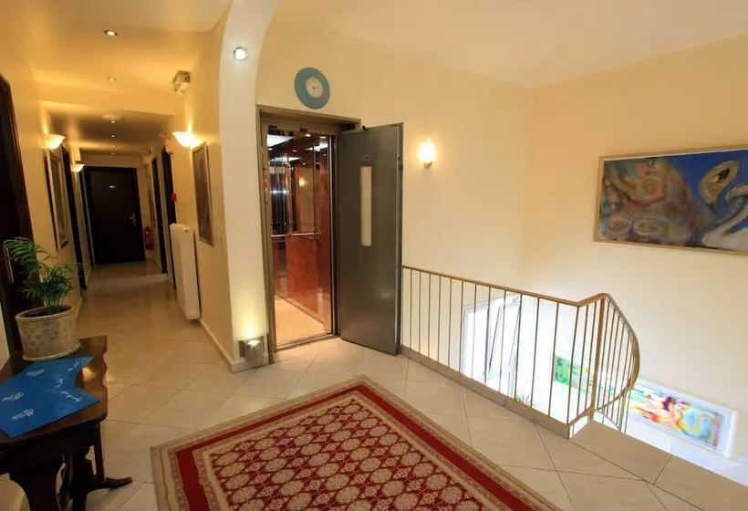 Triton Hotel Piraeus