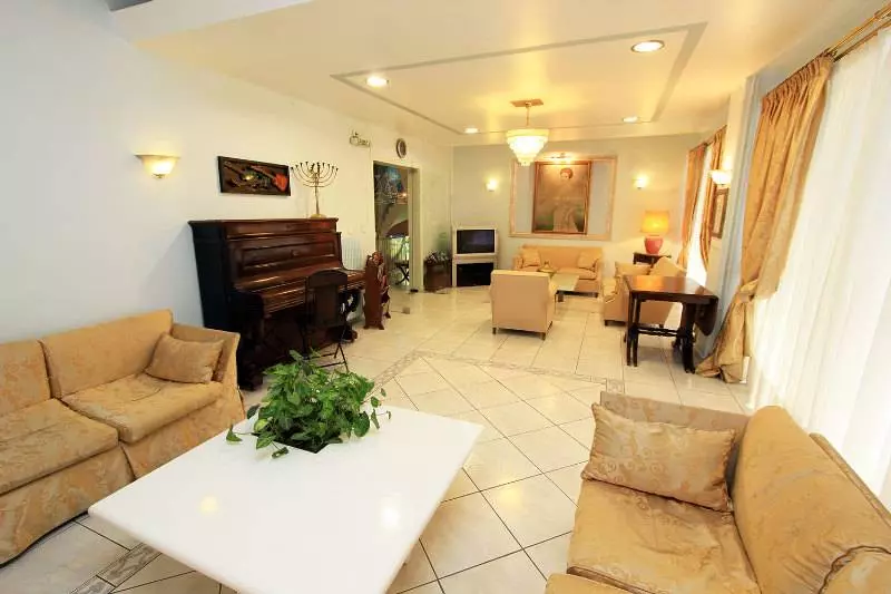 Triton Hotel Piraeus