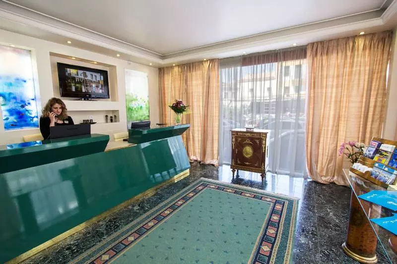 Triton Hotel Piraeus