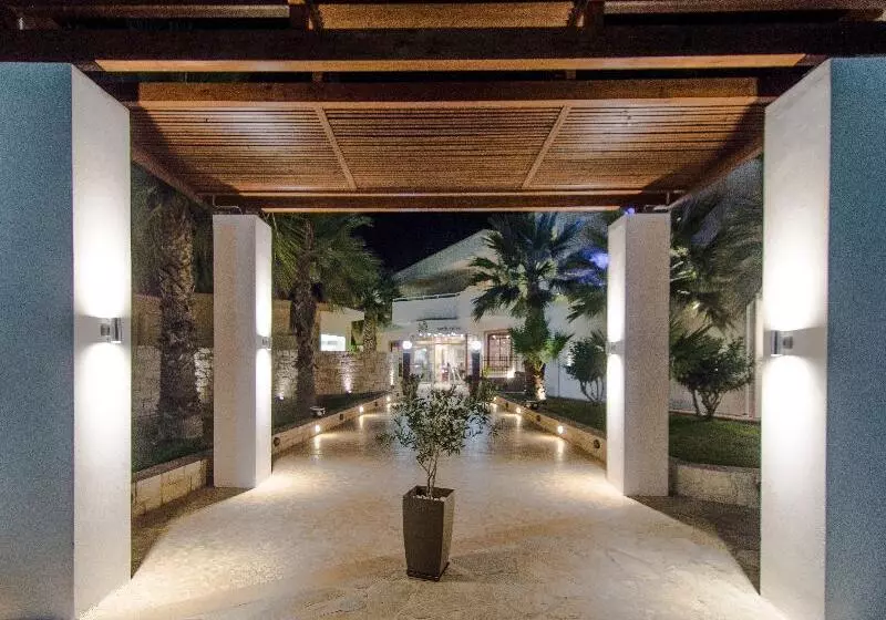 Lavris Hotel & Bungalows