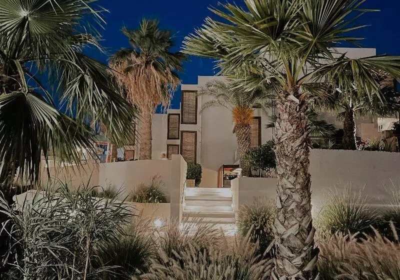 Lavris Hotel & Bungalows