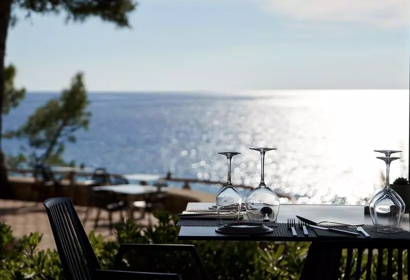 استراحتگاه White Rocks Hotel Kefalonia