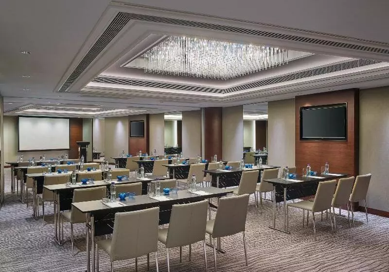 هتل New World Millennium Hong Kong