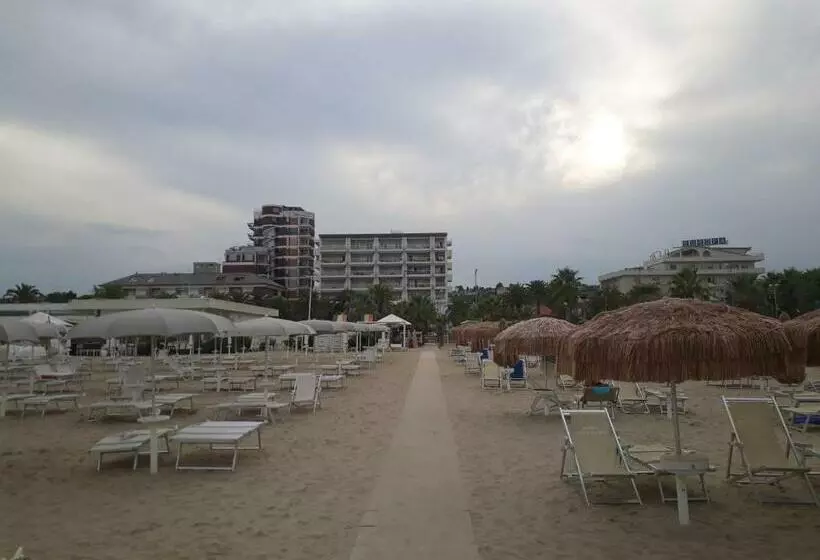 Fronte Mare Centrale Riviera Palace Giulianova Apartment Nei Mesi Di Luglio E Agosto Prenotazioni So