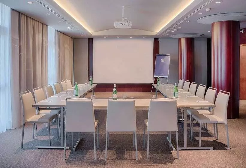 Отель NH Napoli Panorama