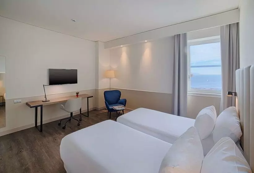 Отель NH Napoli Panorama