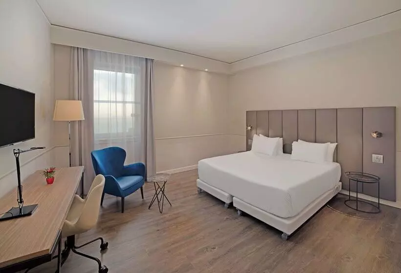 Отель NH Napoli Panorama