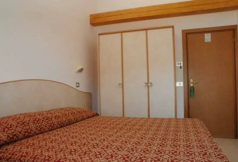 ホテル Saint Tropez Spa & Restaurant