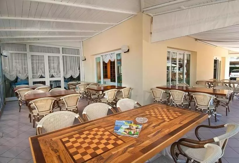 ホテル Saint Tropez Spa & Restaurant