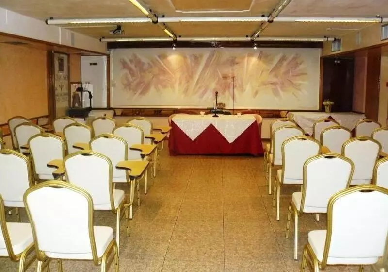 Hotelli Vienna Ostenda E Ristorante Il Danubio